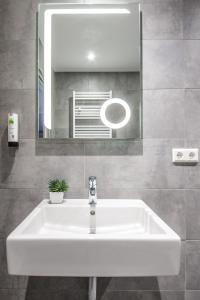 Un baño de Mandarina Hotel Luxembourg Strassen