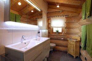 ein Badezimmer mit Waschbecken und Toilette in der Unterkunft Blockhaus Chalet Heim in Kirchberg in Tirol + 11 Fotos