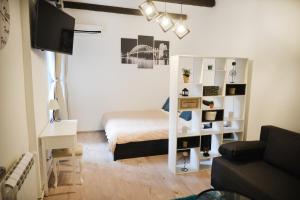 Saramala Apartment في بلغراد: غرفة نوم مع سرير ورف كتاب أبيض