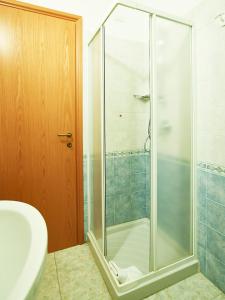 bagno con doccia in vetro e lavandino di Hotel Jasmine a Teulada