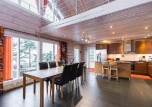 a kitchen and dining room with a table and chairs at Villa Älgen in Bamböle