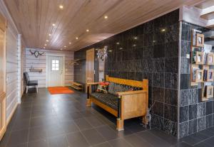 a living room with a black tile wall at Villa Älgen in Bamböle