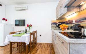 Kuchyň nebo kuchyňský kout v ubytování Apartments Lucija 2
