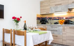 Kuchyň nebo kuchyňský kout v ubytování Apartments Lucija 2