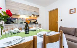 Kuchyň nebo kuchyňský kout v ubytování Apartments Lucija 2