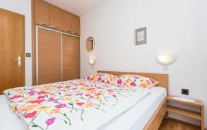 Postel nebo postele na pokoji v ubytování Apartments Lucija 2