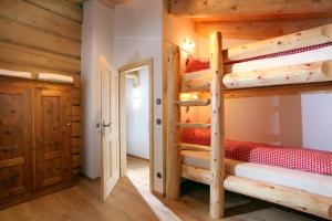 Uma ou mais camas em beliche em um quarto em Blockhaus Chalet Heim