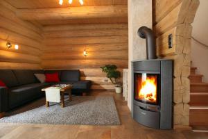 Ein Sitzbereich in der Unterkunft Blockhaus Chalet Heim