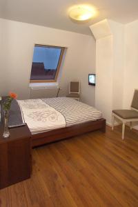 een slaapkamer met een groot bed en een raam bij Floli Gasthuis in Volendam