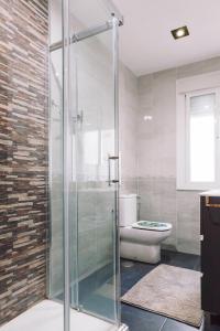 マドリードにあるS-PTIME Location- Elegant AC & TVのバスルーム(ガラス張りのシャワー、トイレ付)