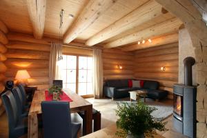 Ein Sitzbereich in der Unterkunft Blockhaus Chalet Heim