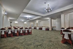 - une salle de banquet avec des tables et des chaises dans l'établissement Pensiunea Raxand, à Mioveni