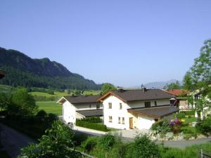 ヴァルヒゼーにあるOostenrijk-walchsee-Hasewinkelの山間の谷家群