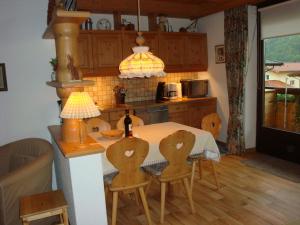 ヴァルヒゼーにあるOostenrijk-walchsee-Hasewinkelのキッチン(テーブル、椅子付)、キッチン(テーブル、テーブル付)