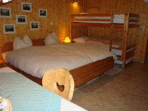 ヴァルヒゼーにあるOostenrijk-walchsee-Hasewinkelのキャビン内のベッドルーム1室(二段ベッド2組付)