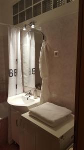 Kúpeľňa v ubytovaní Liget Apartment, Terrace, Free Parking, AC + 27 fotografií