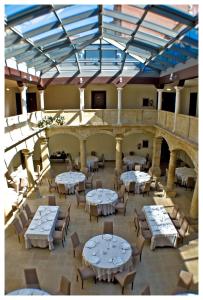 uma grande sala com mesas e cadeiras num edifício em Hotel Palacio de Merás em Tineo