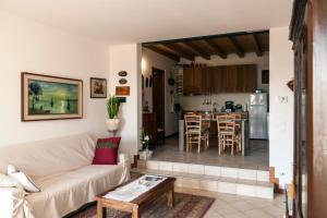 ein Wohnzimmer mit einem Sofa und einem Tisch in der Unterkunft Casa Del Sole in Gavardo