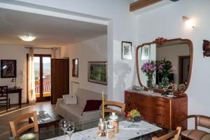 ein Wohnzimmer mit einem Sofa und einem Spiegel in der Unterkunft Casa Del Sole in Gavardo