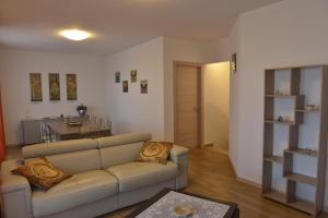 een woonkamer met een bank en een tafel bij Villa Artemia in Manerba del Garda