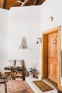 A seating area at MOOKI Country Apartment