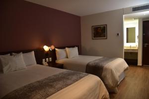 Un pat sau paturi într-o cameră la Lithio Hotel