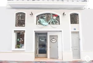 Jízda na kole v ubytování Hotel Smile & Co Hostal Boutique nebo okolí