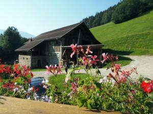Ein Gebäude mit einem Blumenstrauß davor. in der Unterkunft Laxhube in Gmünd in Kärnten