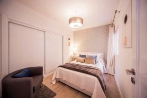 En eller flere senge i et værelse på Luxury Art Apartment