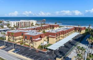 Vue aérienne d'un bâtiment avec l'océan en arrière-plan dans l'établissement Cocoa Beach Club, à Cocoa Beach