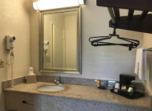 La salle de bains est pourvue d'un lavabo et d'un miroir. dans l'établissement Americas Best Value Inn Mount Vernon, à Mount Vernon