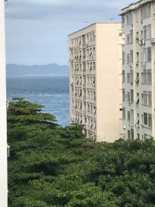 dos edificios altos con el océano en el fondo en Copacabana Posto 6 Renovated 2023, en Río de Janeiro