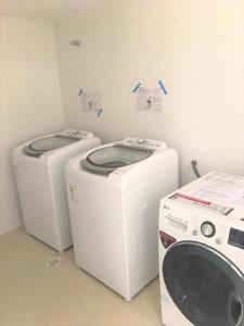 2 rondelles et un lave-linge dans une pièce dans l'établissement Apartamento em João Pessoa a Poucos Metros do Mar, à João Pessoa