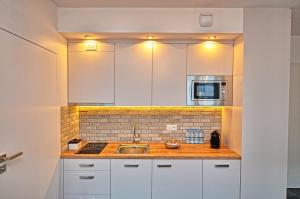 Kuchyňa alebo kuchynka v ubytovaní Tartaczna Deluxe Apartments Gdansk