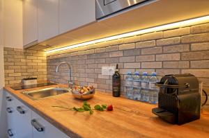 Kuchyňa alebo kuchynka v ubytovaní Tartaczna Deluxe Apartments Gdansk