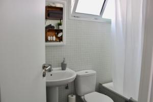 Ein Badezimmer in der Unterkunft Sea View Apartment in El Médano with pool & private parking space