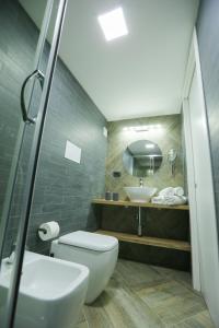 een badkamer met een wit toilet en een wastafel bij Santa Chiara Maison in Napels +15 foto's
