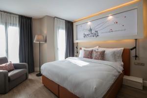 Un pat sau paturi într-o cameră la Sparkle Hotel