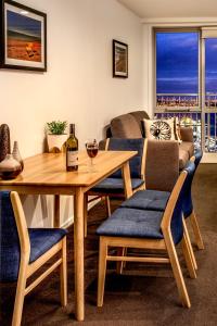 باركلي سويتس في أوكلاند: غرفة معيشة مع طاولة مع كوب من النبيذ