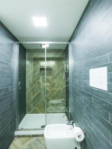 een badkamer met een douche, een wastafel en een bad bij Santa Chiara Maison in Napels