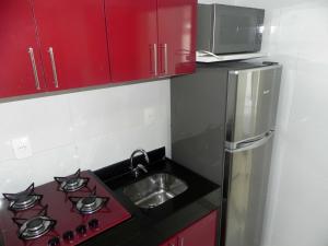 una pequeña cocina con fogones y fregadero en Israel Flat Tambau Apt 225, en João Pessoa