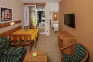 TV a/nebo společenská místnost v ubytování Apartments Stella Plava Laguna
