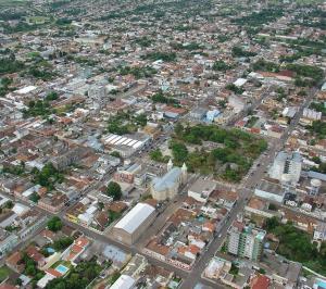 uma vista aérea de uma cidade com edifícios em Pousada M&J em São Gabriel