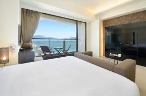 - une chambre avec un grand lit et une vue sur l'océan dans l'établissement Hu Yue Lakeview Hotel, à Yuchi