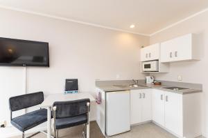 Kuchyň nebo kuchyňský kout v ubytování Outrigger Motel