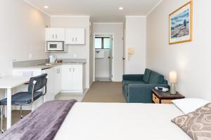 Kuchyň nebo kuchyňský kout v ubytování Outrigger Motel