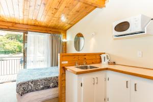 Kuchyň nebo kuchyňský kout v ubytování Outrigger Motel + 33 fotografií