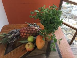 un tavolo con ananas e altri frutti di Posada Junco y Capuli a Huancayo Altre 37 foto