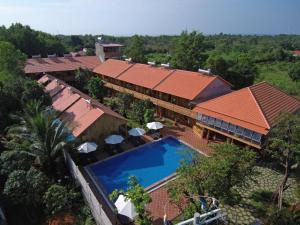 een luchtzicht op een resort met een zwembad bij Ong Lang Garden Resort in Phu Quoc