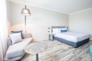 Cama o camas de una habitación en Mermaid Waters Hotel by Nightcap Plus